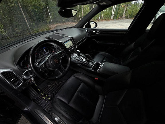 Porsche Cayenne 9 of 18