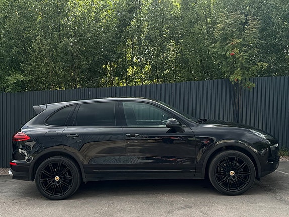 Porsche Cayenne 5 of 18