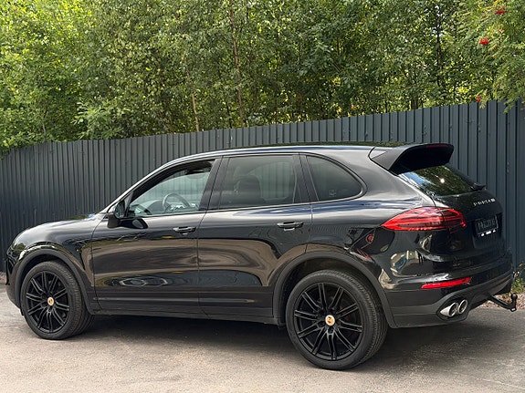 Porsche Cayenne 3 of 18