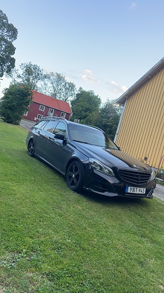 Mercedes-Benz E220 2 of 6