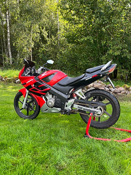Honda CBR125R 6 of 7