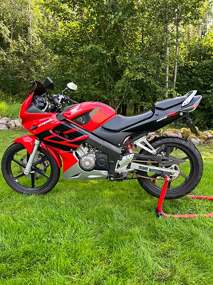 Honda CBR125R 5 of 7