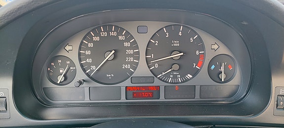 BMW 523i 6 of 12