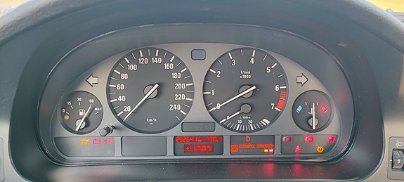 BMW 523i 5 of 12