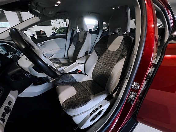 Volvo V40 Cross Country 11 of 30