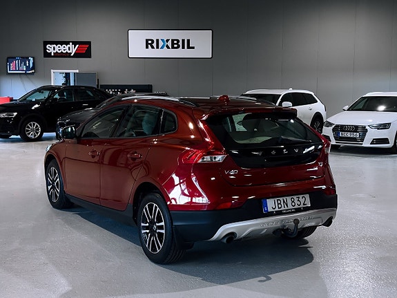 Volvo V40 Cross Country 2 of 30