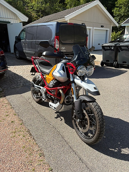 Moto Guzzi V85 TT 2 of 8