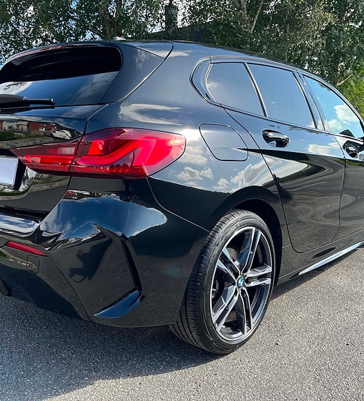 BMW 118i 2 of 5