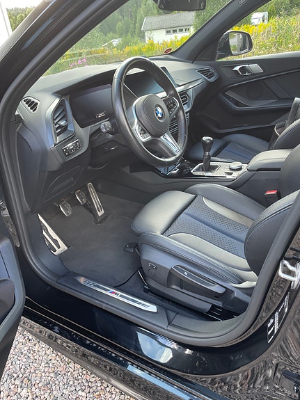 BMW 118i 3 of 5