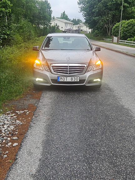 Mercedes-Benz E220 2 of 20