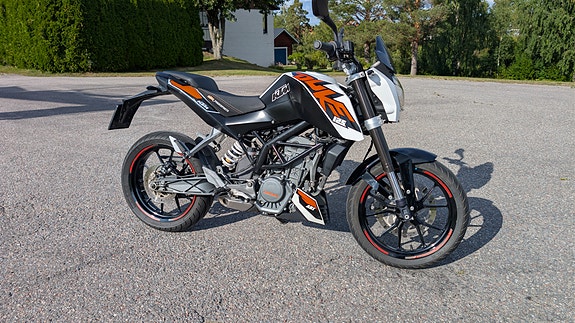 KTM 125 Duke 2 of 5