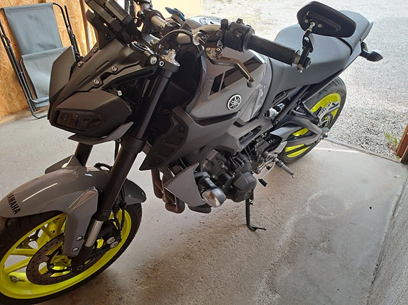 Yamaha MT-09 3 of 4