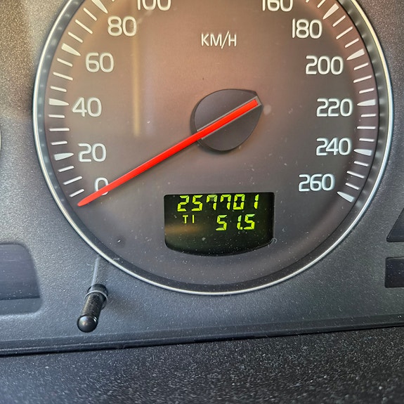 Volvo V70 2 of 6