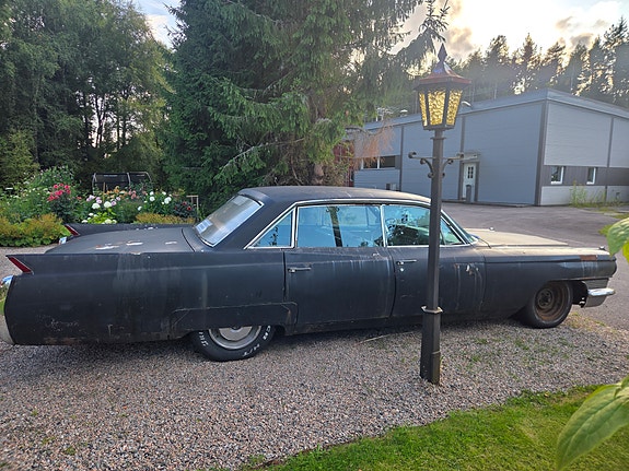 Cadillac Sedan DeVille 2 of 2