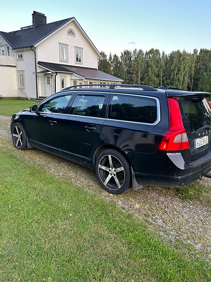 Volvo V70 2 of 8