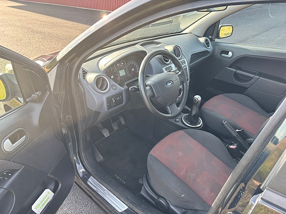 Ford Fiesta 3 of 6