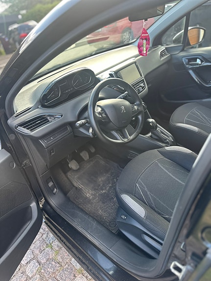 Peugeot 208 5 of 6
