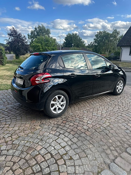 Peugeot 208 4 of 6