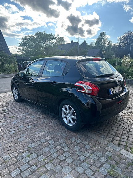 Peugeot 208 3 of 6