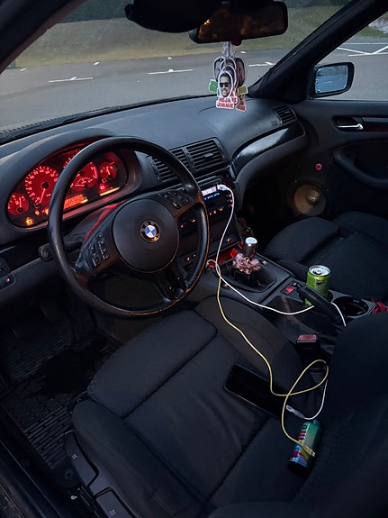 BMW 318i 5 of 6