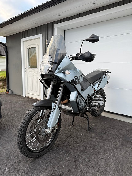 KTM 950 Adventure 3 of 6