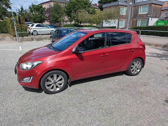 Hyundai i20 2 of 17