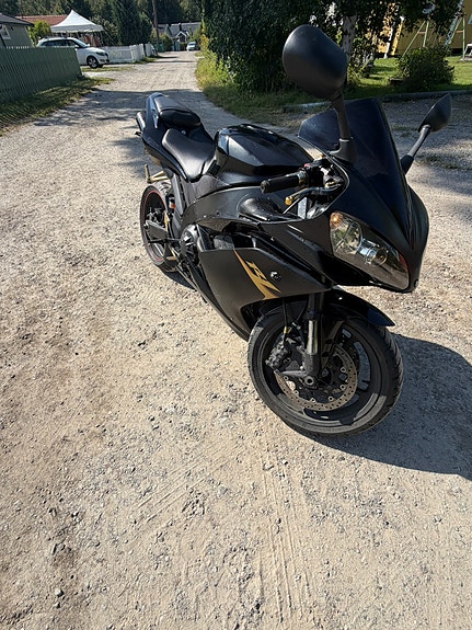 Yamaha R1 3 of 3