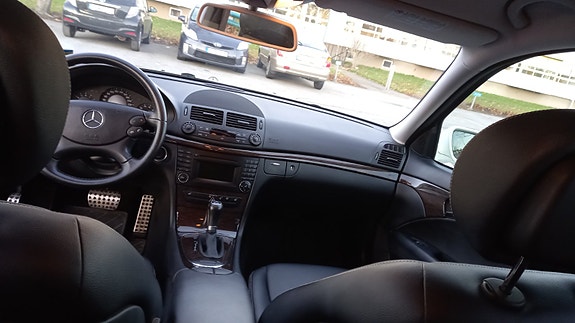 Mercedes-Benz E200 5 of 6