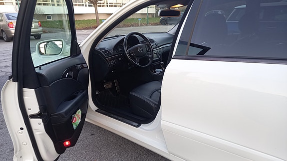 Mercedes-Benz E200 4 of 6
