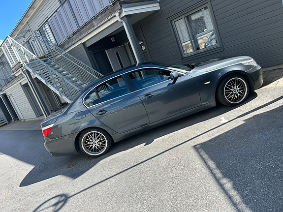 BMW 520i 2 of 4