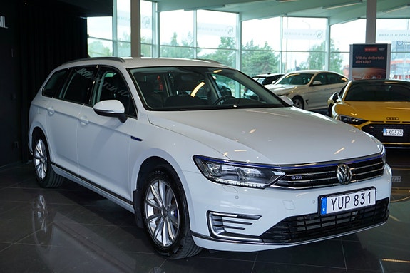 Volkswagen Passat 2 of 21