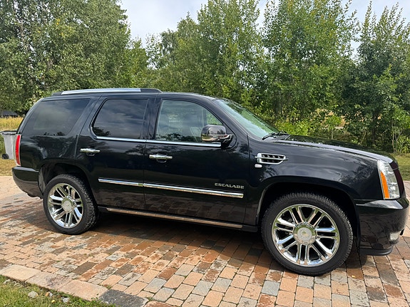Cadillac Escalade 30 of 30