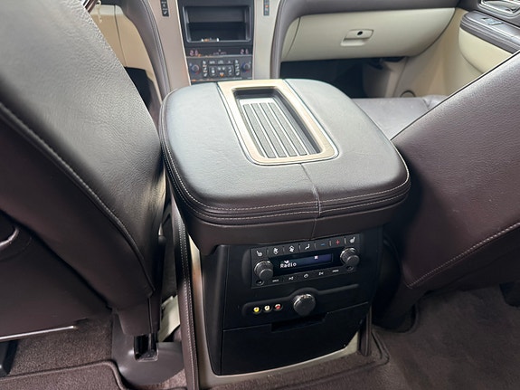 Cadillac Escalade 8 of 30