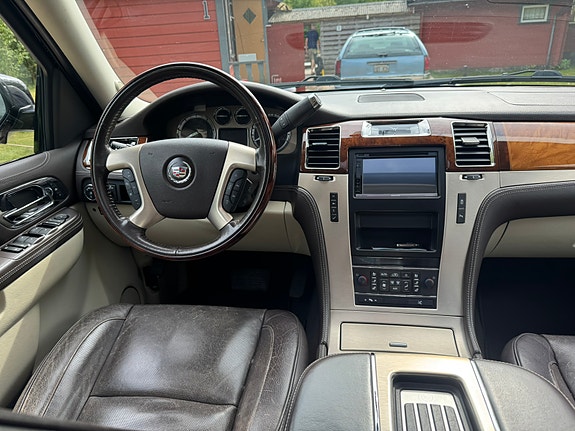 Cadillac Escalade 26 of 30