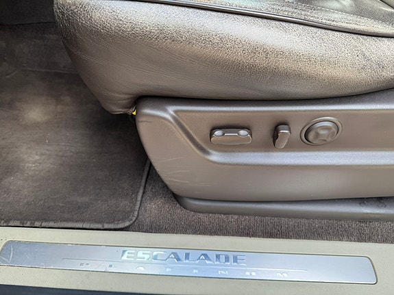 Cadillac Escalade 7 of 30