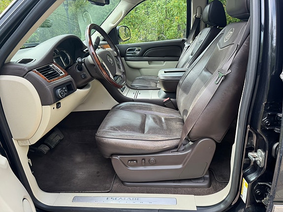 Cadillac Escalade 23 of 30