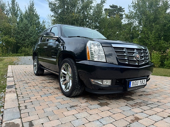 Cadillac Escalade 2 of 30