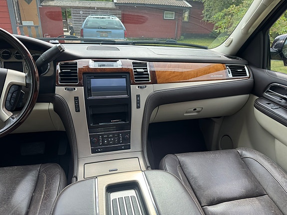 Cadillac Escalade 25 of 30