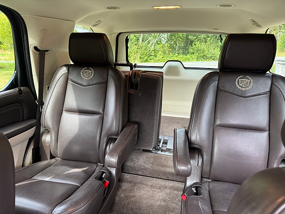 Cadillac Escalade 11 of 30