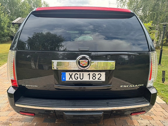 Cadillac Escalade 27 of 30