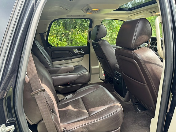 Cadillac Escalade 19 of 30