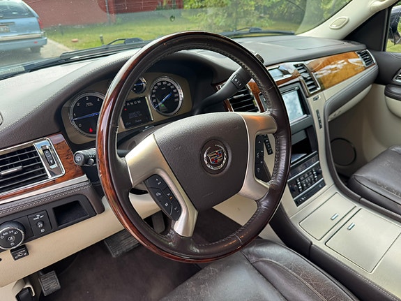 Cadillac Escalade 10 of 30