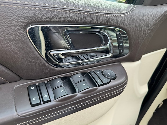 Cadillac Escalade 6 of 30