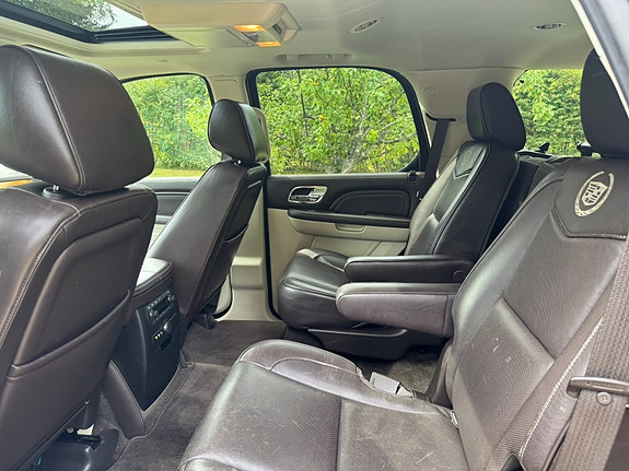 Cadillac Escalade 24 of 30