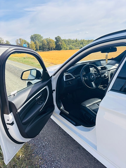 BMW 320i 7 of 22