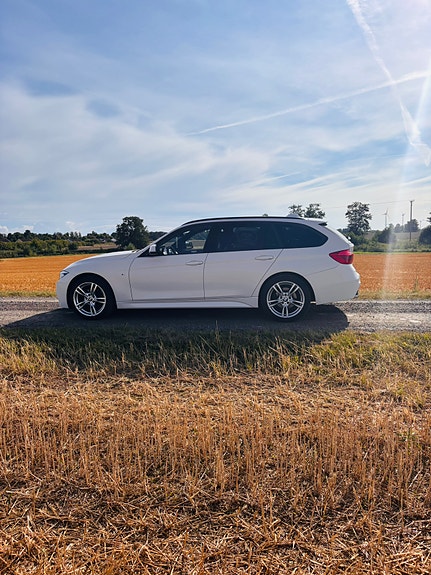 BMW 320i 2 of 22