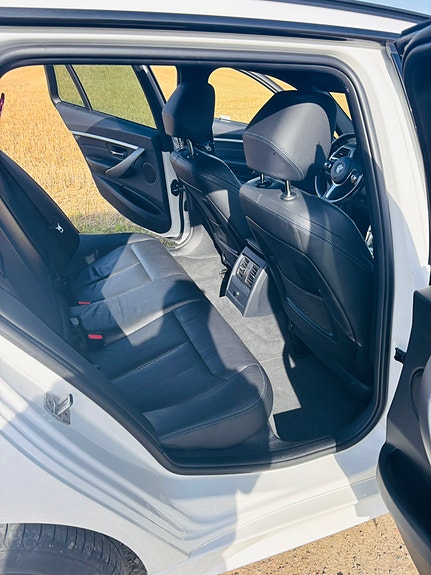 BMW 320i 12 of 22