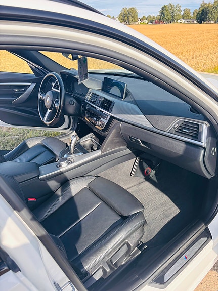 BMW 320i 11 of 22