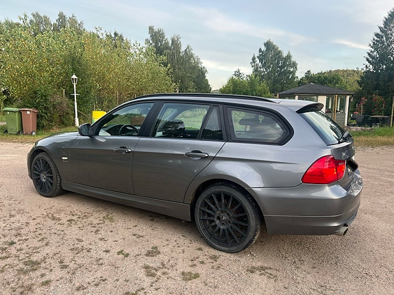 BMW 320d 4 of 5