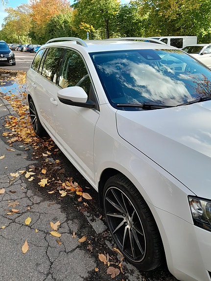 Skoda Octavia 2 of 8